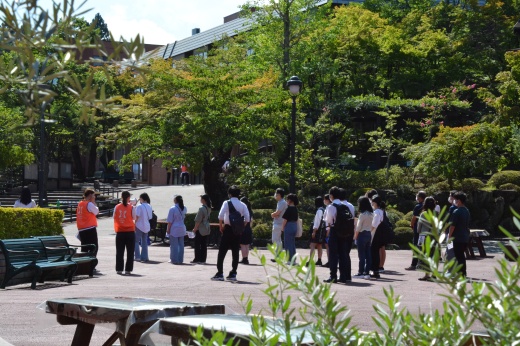 キャンパスツアーで説明する在学生