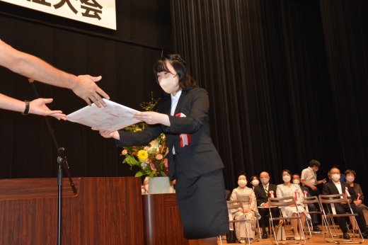 感謝状を受け取る大橋理奈さん