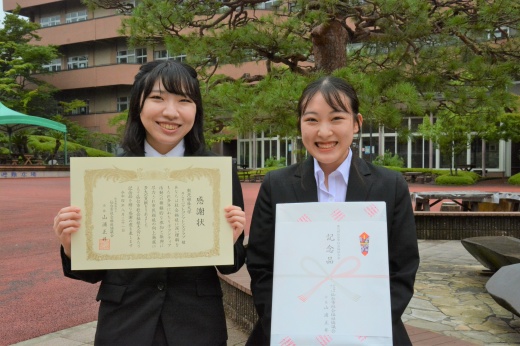 感謝状を持つ大橋理奈さん（左）と記念品を持つ栗澤暖さん（右）