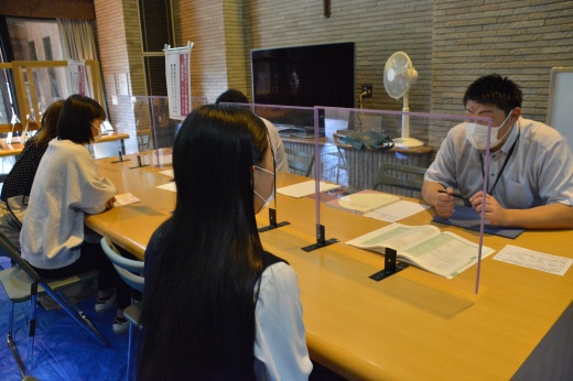 教務課職員が個別相談に応じる
