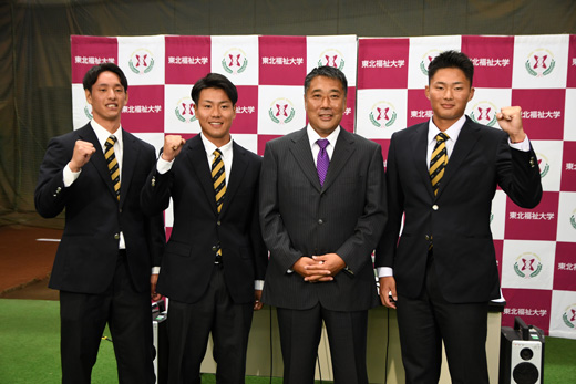 左から入山投手、杉澤外野手、大塚監督、甲斐外野手