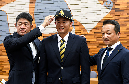 左から福山アマスカウトチーフ、甲斐外野手、作山アマスカウトチーフ補佐
