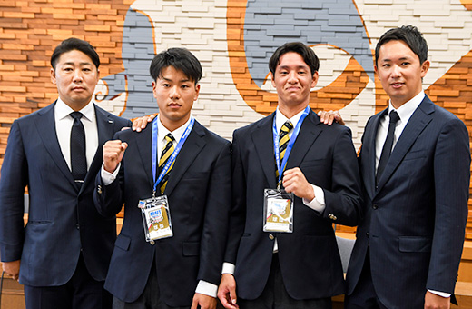 左から上村スカウト、杉澤外野手、入山投手、岡崎スカウト
