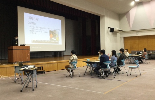 本学の学生が発表をし、他の学生が発表を聞いている様子です。