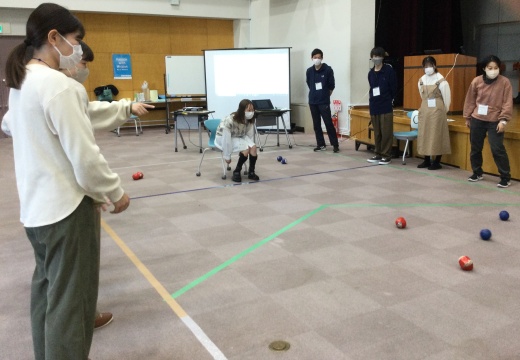 学生たちがボッチャをしている様子です。