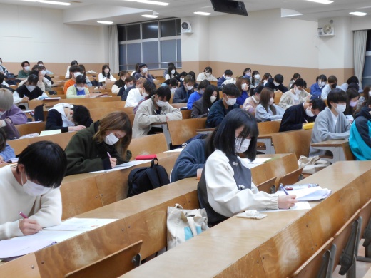 真剣にメモを取る学生
