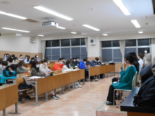 表情や仕草も見える距離での対談