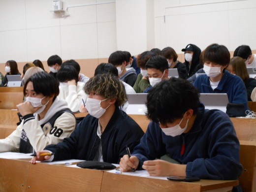真剣に耳を傾ける1年生