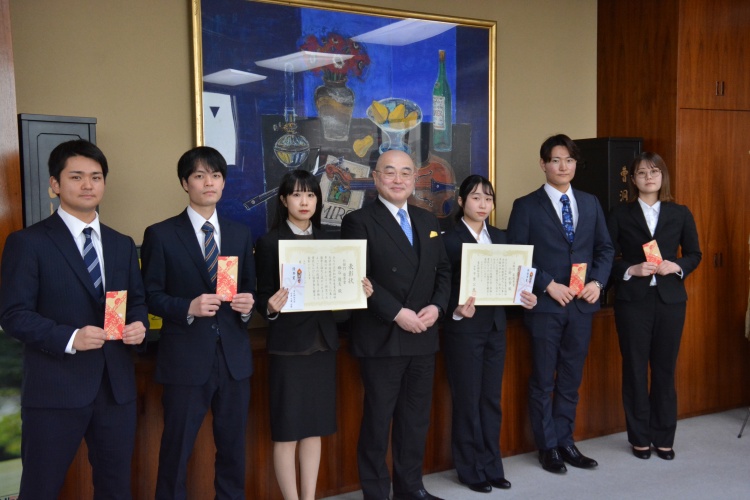 千葉学長(中央)と受賞学生たち