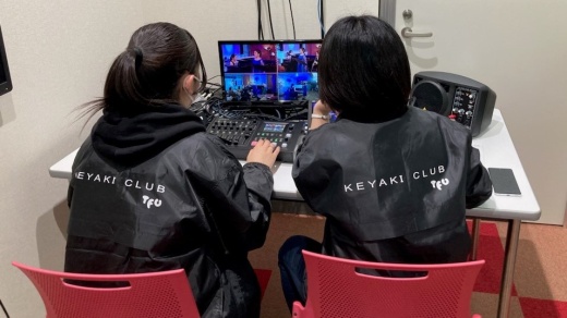 けやきクラブの学生も照明演出や映像収録に参加しました。