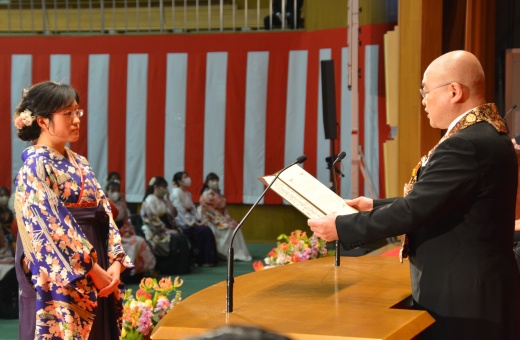 卒業証書を授与される河嶋さん