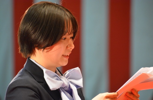 卒業生総代として答辞を読む小西さん