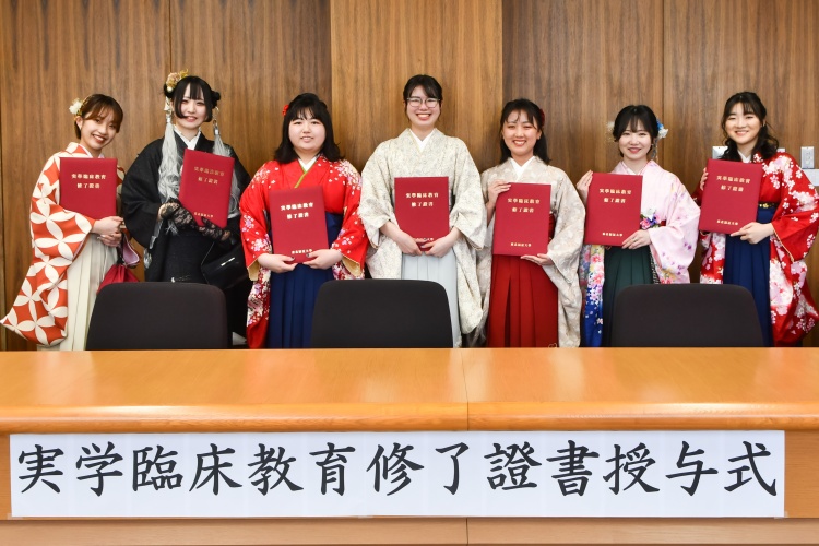 修了生全7名での記念撮影