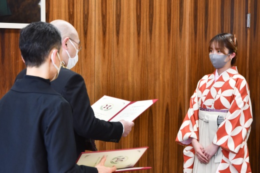 1人1人に手渡される修了證書