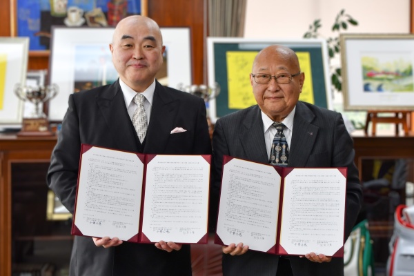 協定を結んだ千葉学長と常盤木学園松良校長（右）