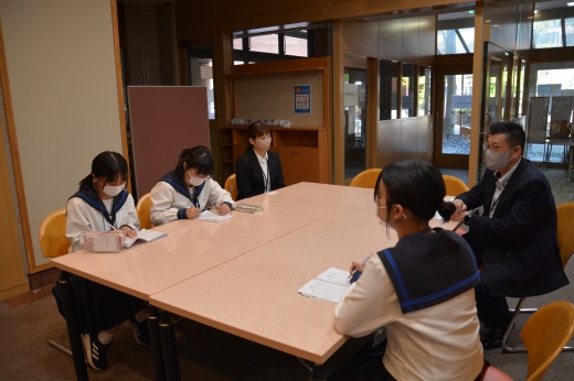 大学の授業内容などを聞く志津川中学校の2年生