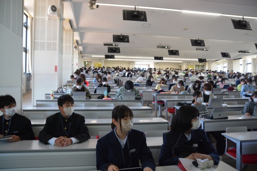 大学の大教室で講義を一緒に聞く石巻中学校2年生