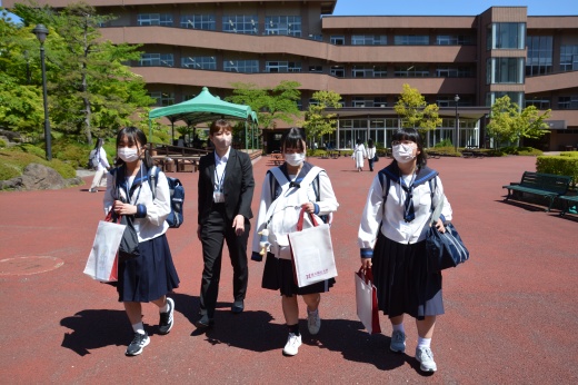 学内を探索中 志津川中学校の生徒のみなさん