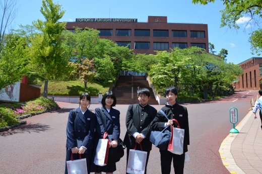 正門で記念撮影 石巻中学校の生徒のみなさん