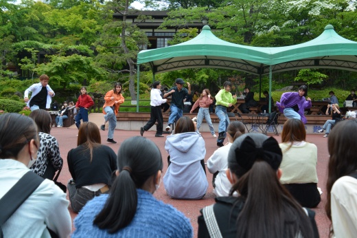 学生の前で昼休みにパフォーマンス