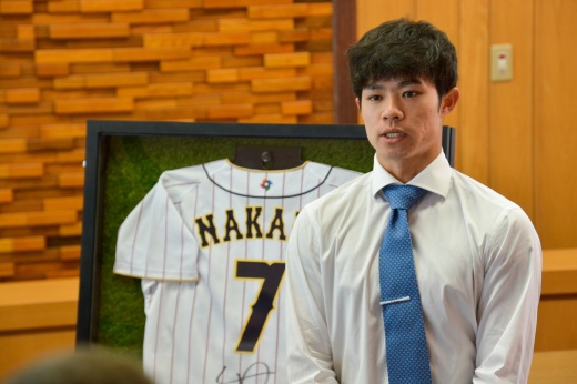 中野拓夢さん（2018年度情報福祉マネジメント学科卒）に特別功労賞を授与