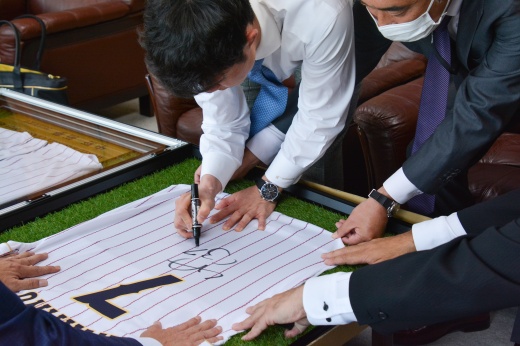 中野拓夢さん（2018年度情報福祉マネジメント学科卒）の日本代表ユニフォーム展示