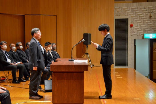 新入生代表挨拶 玉手翔さん(右側)学生支援センター長 渡部純夫教授(左側)