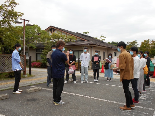 グループホーム見学前の説明を受けているところ