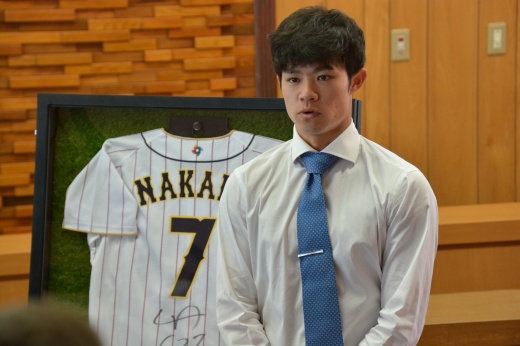 中野拓夢さんサイン入りの日本代表ユニフォームを展示