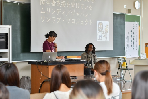 通訳するルダシングワ真美さん