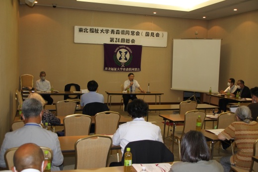 渡部純夫先生の講演を真剣に聞く会員