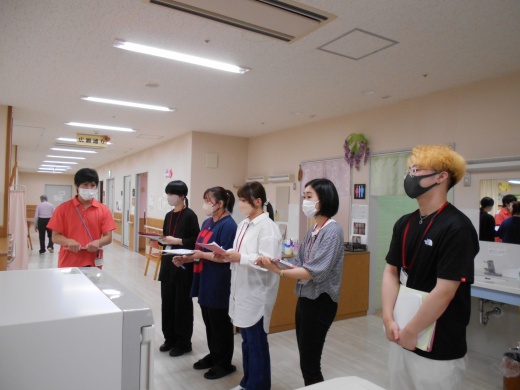 認知症専門棟での生活について伺いながら利用者様の様子を見学