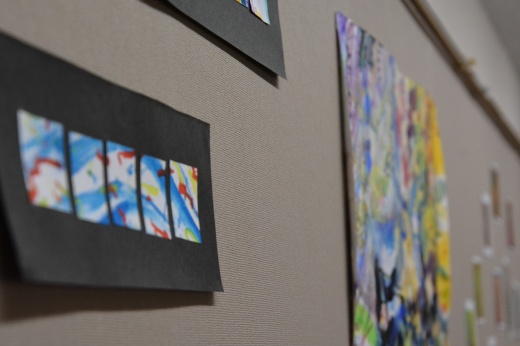 図書館で「絵を描く会」の作品を展示