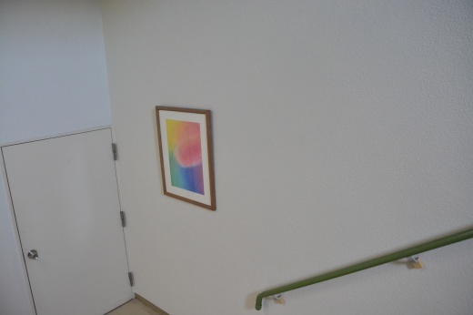 1号館階段での「絵を描く会」の作品展示