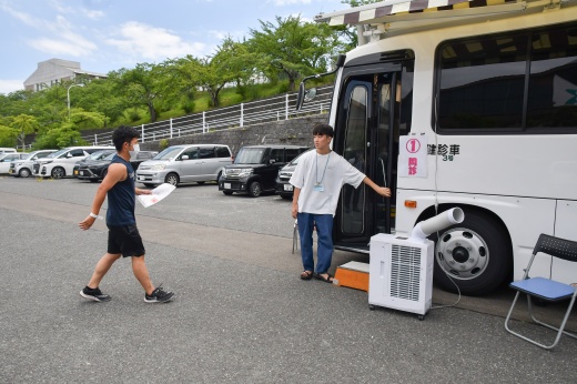 参加者を誘導するレグルスクラブのメンバー