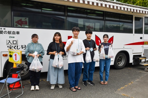 参加者への記念品を配布するレグルスクラブの