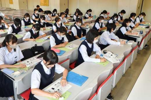 高木源先生の研究内容などを熱心に聞く山形大学附属中学校のみなさん