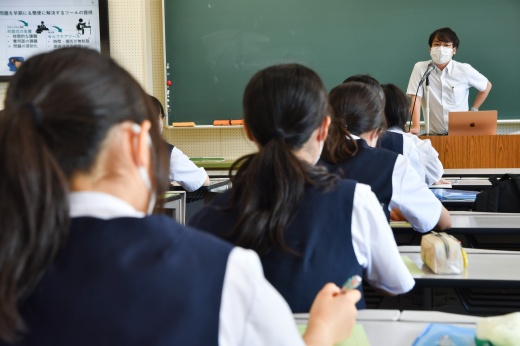 楽しそうに講演する高木源先生