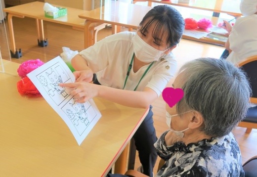 まちがい探し：楽しんで見つけられるよう絵を一緒に確認しながら進めます