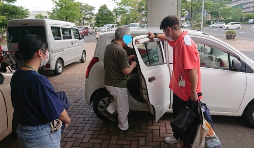 通所リハビリの利用者様の送迎：ご自宅まで同行させていただきました