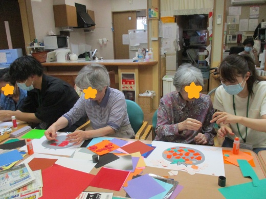 中乃家：ちぎり絵を利用者様と一緒に行っています