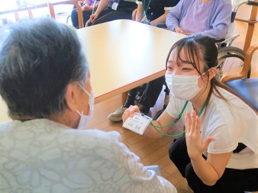 「よろしくおねがいします」自己紹介をしてから交流は始まります
