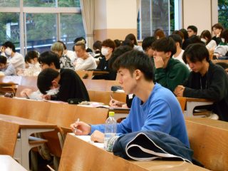 真剣に話を聞いています