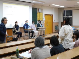 挙手をして質問する学生もいました
