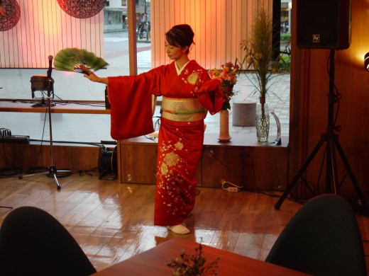 日本舞踊を披露しました