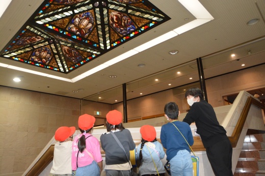 美術館を「たんけん」する2年生