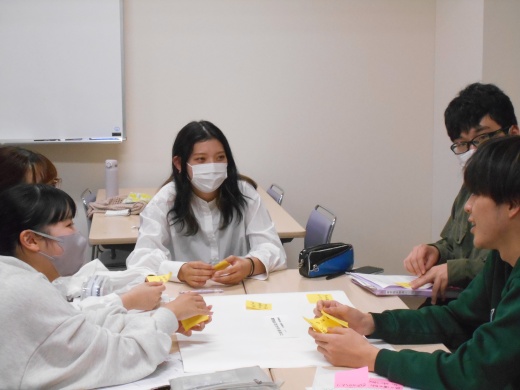 グループワーク:自分の気付き・学び・感想を伝え合っています