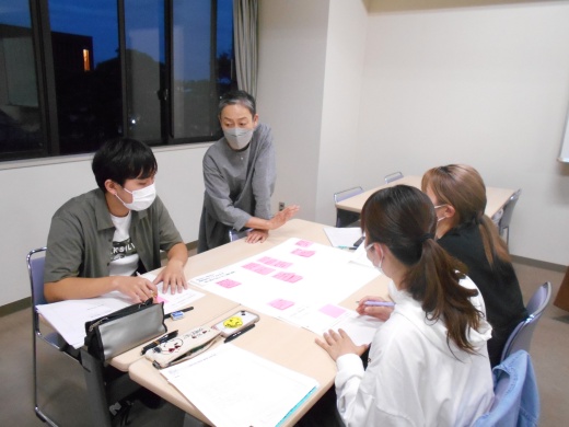教科担当教員が効果的な取り組み方について助言しています