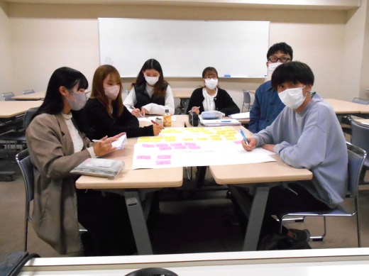 真剣に実習担当者の話に耳を傾けています