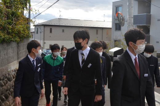 学校周辺を見回る生徒たち